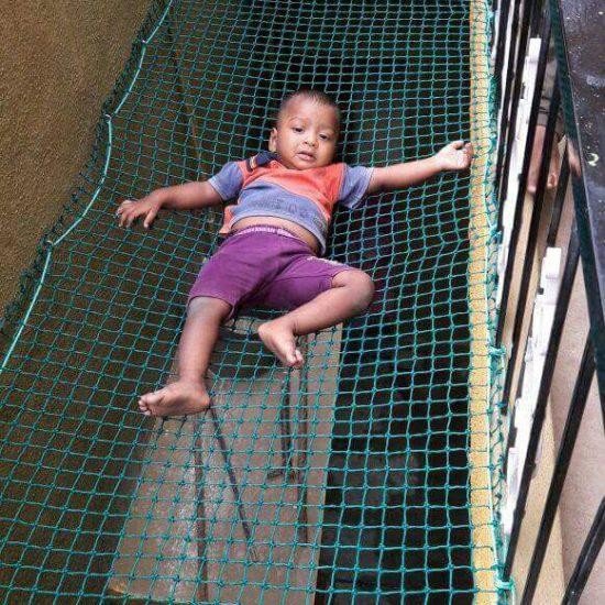 Child protected by a horizontal safety net